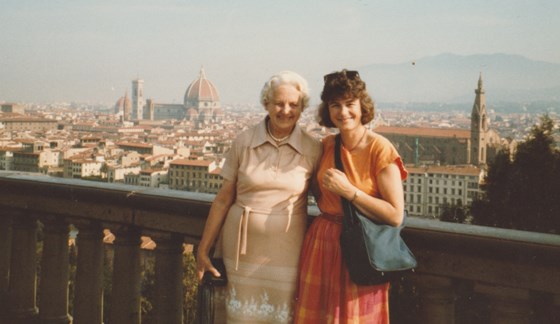 Liz with her mother Daphne, Florence 1989