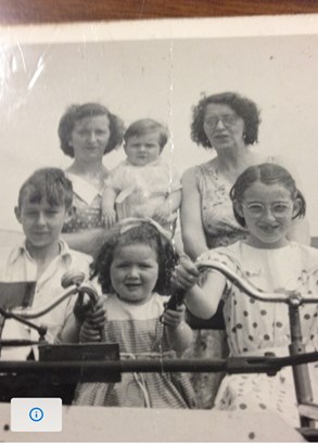 Eileen (centre front) aged 4