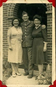 With her mother and American Soldier at Windsor during the war (1942) 