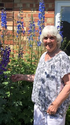 Beautiful mum with your Delphiniums.💙