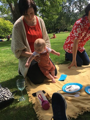 Vicky and Toby encounter at picnic in Botanical gardens summer 2020