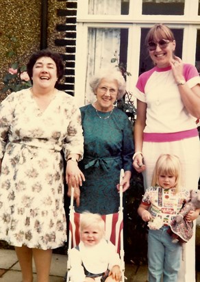 1982 with mum Lisbeth Kate and Ollete