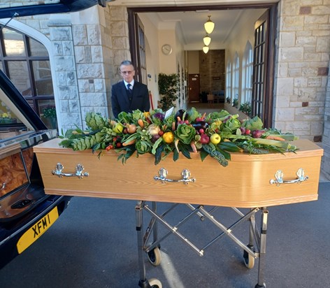 The amazing vegetable funeral tribute created for dad. 