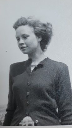 Eileen at Carrisbrooke Castle