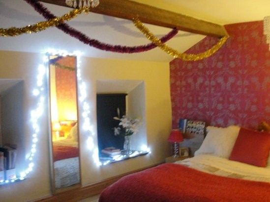 Helen's festive bedroom, very pink!!!