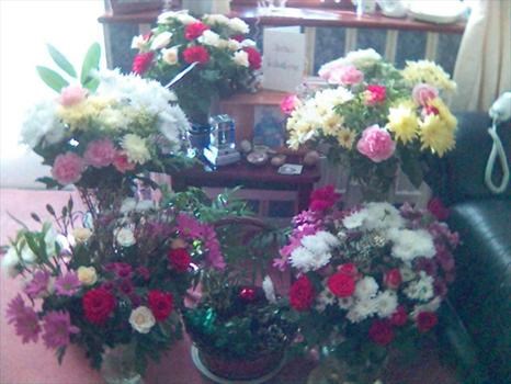 Lees casket with flowers from all