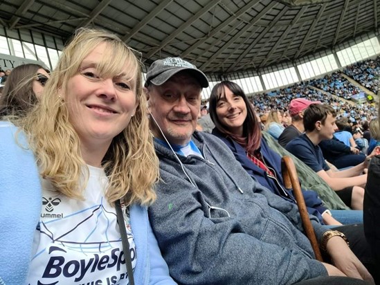 With his daughters at the footy 💙 💙 