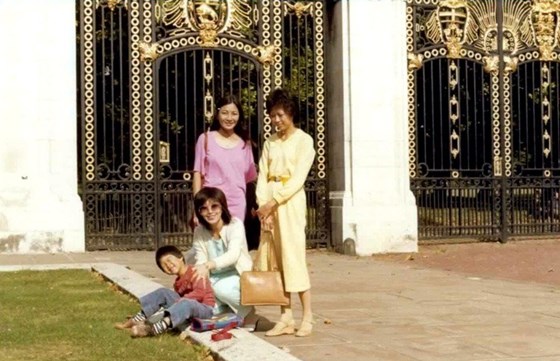 With Kelvin, Mimi and Alice in front of Buckingham Palace, London -in 70s