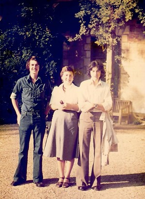 Garry and Mike Wisbach visited me (Jo) when my parents were temporarily in Paris. I felt very honoured! (1975)