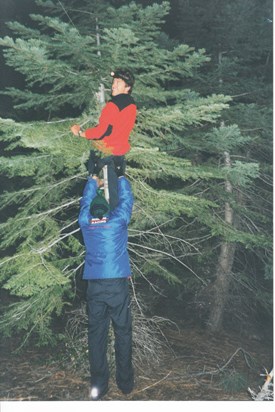 Dave being lifted by Nic Volpi to tie off a bear hang, Yosemite 1998. Two bears still nailed us . .