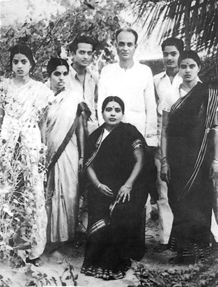 SeshendraSharma with parents,wife Janaki and siblings:1949