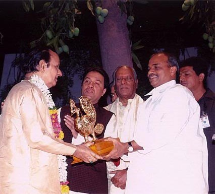 Dr.Y.S.Rajasekhara Reddy presenting Hamsa Award to Seshendra Sharma:2005