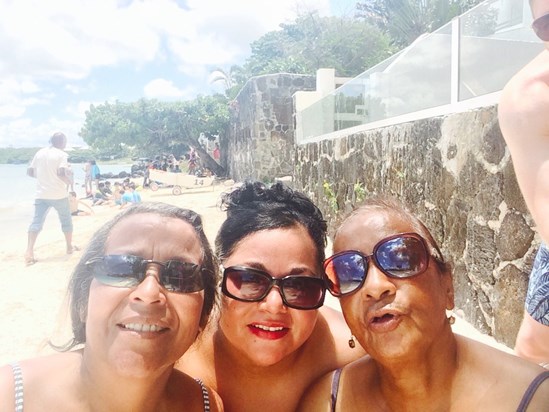 Suzy and Suzy cousins in Blue Bay Mauritius 2015