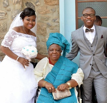Mama Oshin with Olayide and Opeyemi Adejumobi during their wedding ceremony in 2015