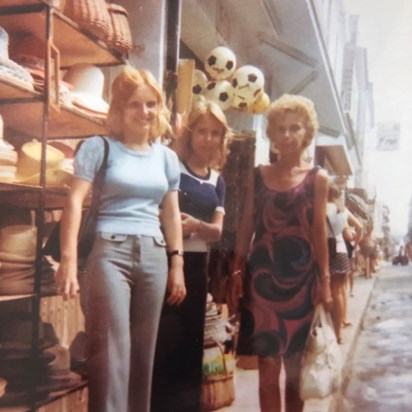 Dot and Laura with their mum