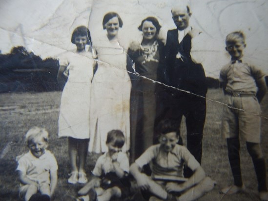 Lez  mid front c.1934. front on left cousin Colin, front right brother Albert. Rear sister Nora, Aunt Amy, (Sis to...)  Mom, Dad  & Tom.             Dad.