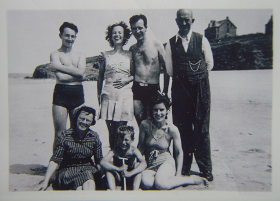 Cornwall 1943. Lez, Sister Nora, Bro'in law Wal; Dad, Mom, Bro; John, Sis'in law Dot m.Tom cameraman.