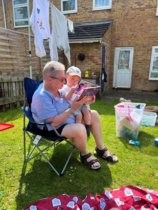 Freddie always love reading stories with you, Auntie Mandy ♥️