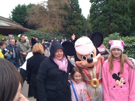 Denise with her nieces molly and freya at disney land during her illness xmas 09