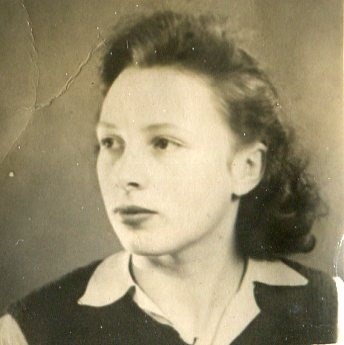 Mum probably aged 18 to 20