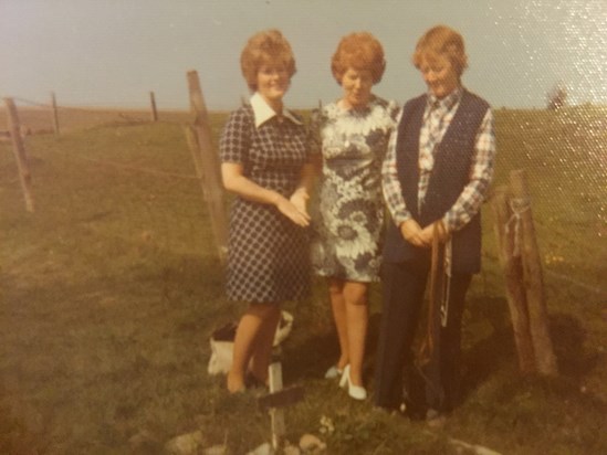 Cathy with her sister Dolly and daughter Linda