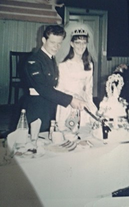 mum and dad at wedding cake