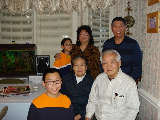 2007 Nov - Dad with Uncle Bob's family (Mary's Thanksgiving party)