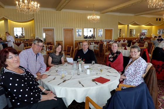 DSC00112.JPG Jenny,Chris,Sue B, Don&Sveta, Jenny, 2019 enjoying a Lunch.