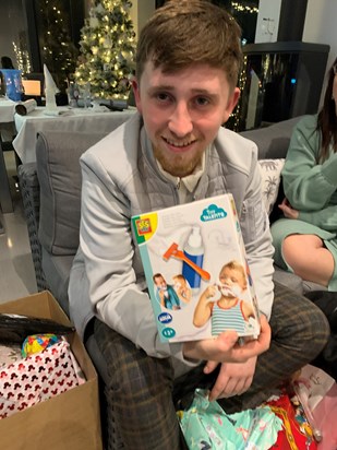 Secret Santa kids shaving kit off his cousin Evie 