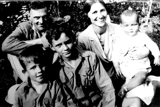 Baby Poppa with Mum & Dad and brothers Larry and Malcolm 1934