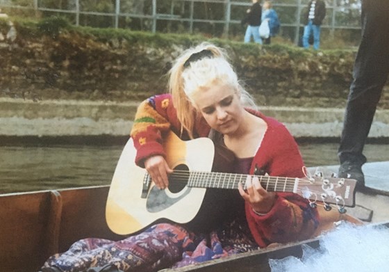 Song powered punting on the Oxford Thames. April 1995 x