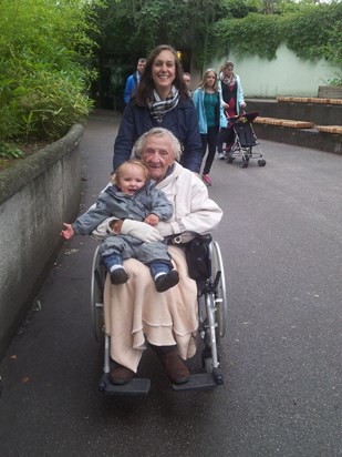 Grandma at the zoo in Munich with Celine & Emina 2014