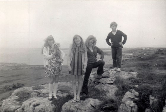 Young Lynne with family