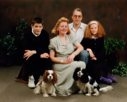 Lynne in family photo with dogs Lady & Beauty