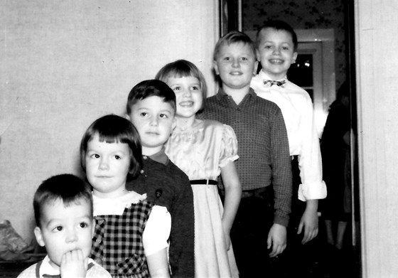 The 6 grandchildren of Ken & Lillie Orr - About 1960