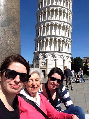 Liliana, Sarah and Julia in Pisa