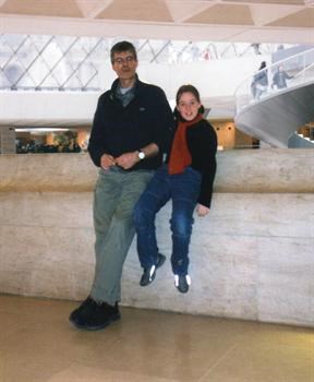 Andy au Louvre avec Roxann (1998?)