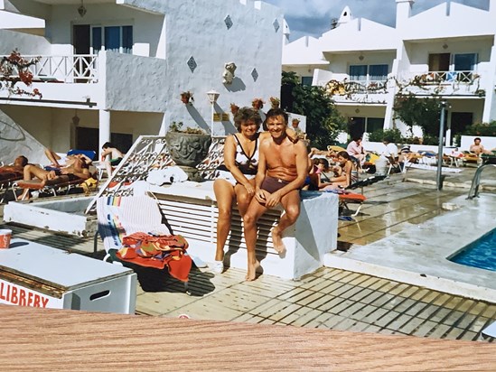 1987 big family holiday to Gran Canaria, all 33 of us at the time. What a beautiful couple our parents were. X