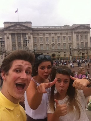Jess, Lucy,Corey & the Queen lol xx 