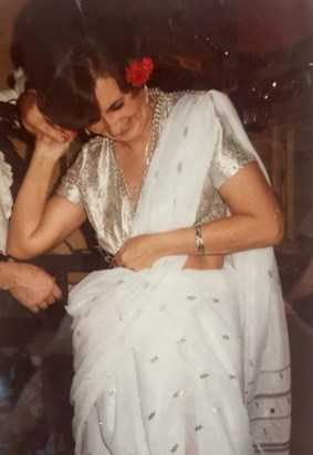 she could even pull off a sari, who even looks that good in fancy dress !!? xx