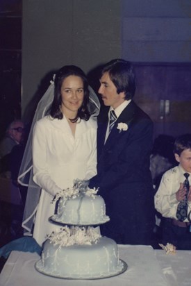 Jim and Helene cutting their wedding cake