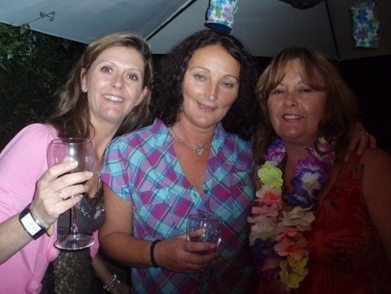 Jeannette, Mum and Bobs - Hawaiian Party