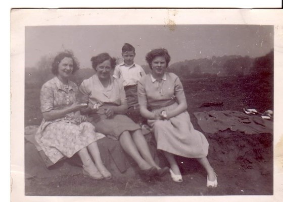 Mrs Dodd, Mum Ray & Brenda