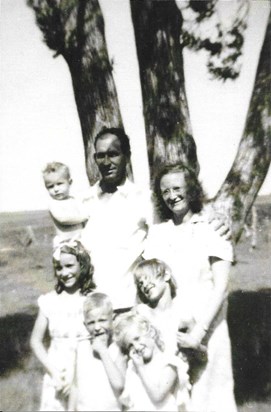 Archie Duey and Reno Riddle with five kids (Charlene, Carol, June, Duey, Glen)