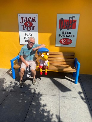 Universal Studios, Hollywood - Chilllin’ at Moe’s Tavern