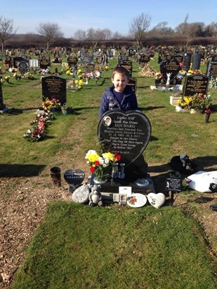 Visiting & helping to tidy Uncle Ian's grave ♥