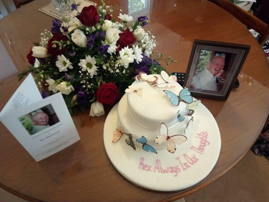 Today 4 th September 2019 would have been Dad's 90 th..cake to remember him by .