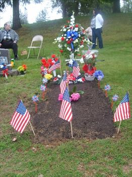MEMORIAL DAY.. SO MANY FAMILY AND FRIENDS CAME TO DECORATE YOUR GRAVESD531339
