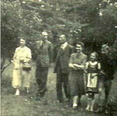 1943 - Jasiek, Dzidka, ciocia Lida Walicka, hr Adam Branicki, Z&M Beer w Wilanowie. Fot.Marek W