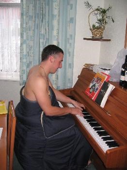 Stephen playing the piano nude in a sleeping bag, "sounds like him "
